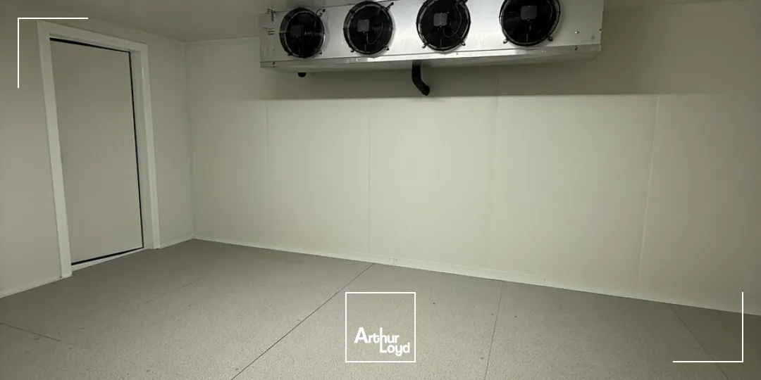 Bâtiment d'activité de 1350m2 aménagé pour de l'agroalimentaire + local de 105m2- zone de l'aérodrome - proximité A20 et A89