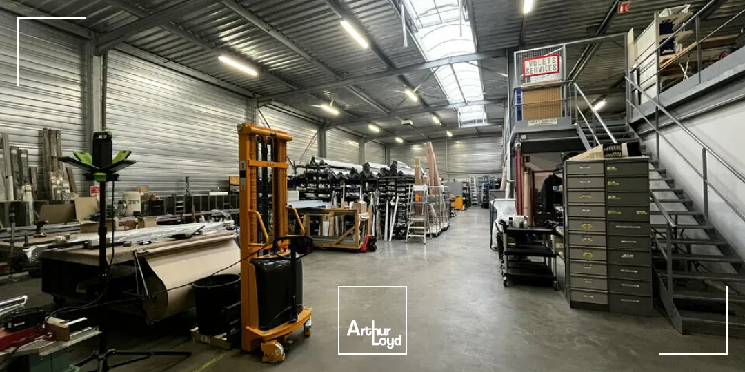 LOCAL D'ACTIVITE - ENTREPOT à LOUER de 683 m²