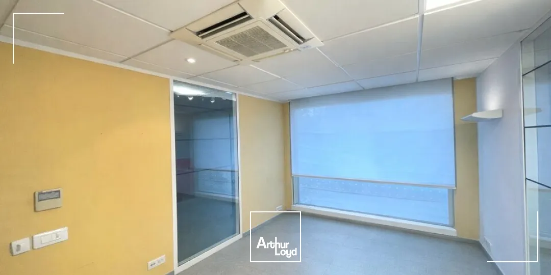 BUREAUX COMMERICAUX 181.51m2 AU COEUR D'UN ENSEMBLE DE COMMERCES DE PROXIMITE