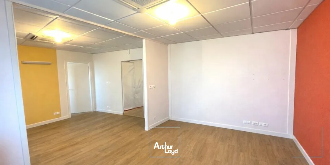 BUREAUX COMMERICAUX 181.51m2 AU COEUR D'UN ENSEMBLE DE COMMERCES DE PROXIMITE