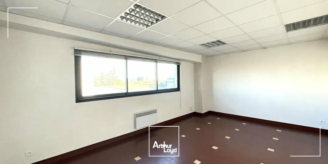 À LOUER  BUREAUX 151 M²  ZONE RÉPUBLIQUE 3  POITIERS  PARKING PRIVATIF