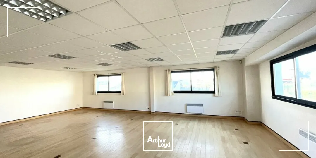 À LOUER  BUREAUX 151 M²  ZONE RÉPUBLIQUE 3  POITIERS  PARKING PRIVATIF