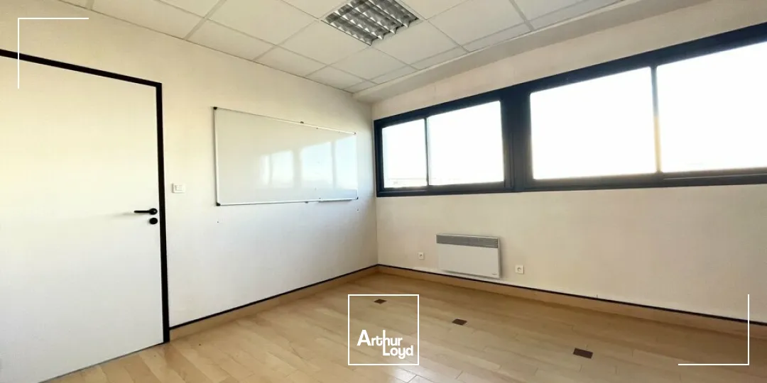 À LOUER  BUREAUX 151 M²  ZONE RÉPUBLIQUE 3  POITIERS  PARKING PRIVATIF