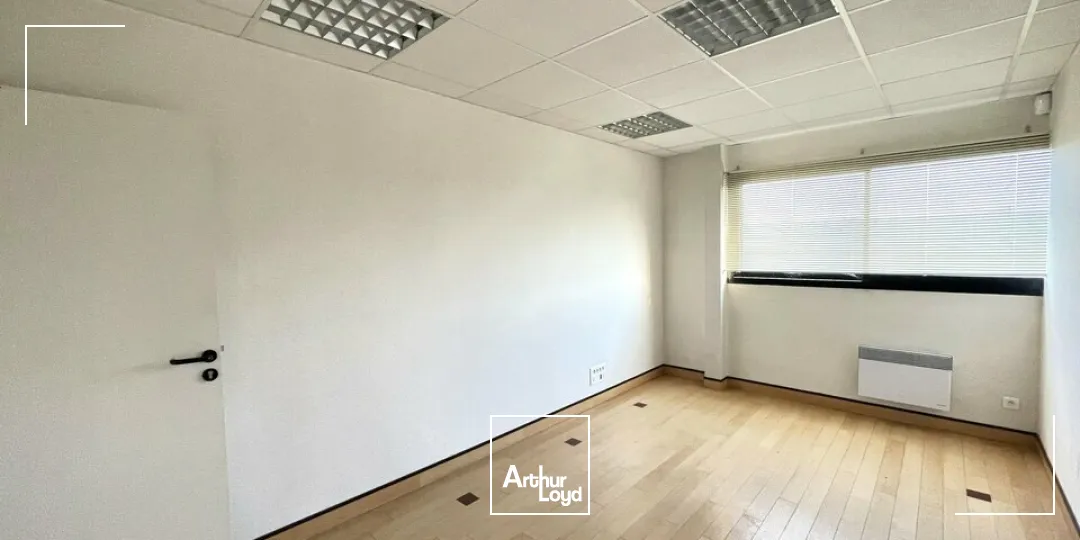 À LOUER  BUREAUX 151 M²  ZONE RÉPUBLIQUE 3  POITIERS  PARKING PRIVATIF