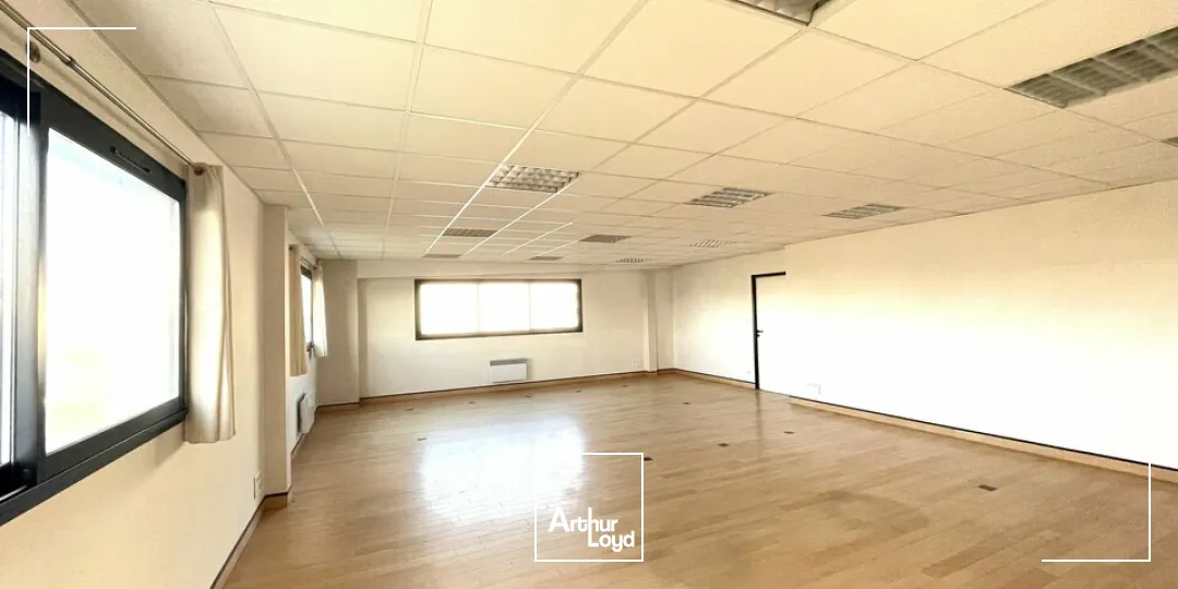 À LOUER  BUREAUX 151 M²  ZONE RÉPUBLIQUE 3  POITIERS  PARKING PRIVATIF