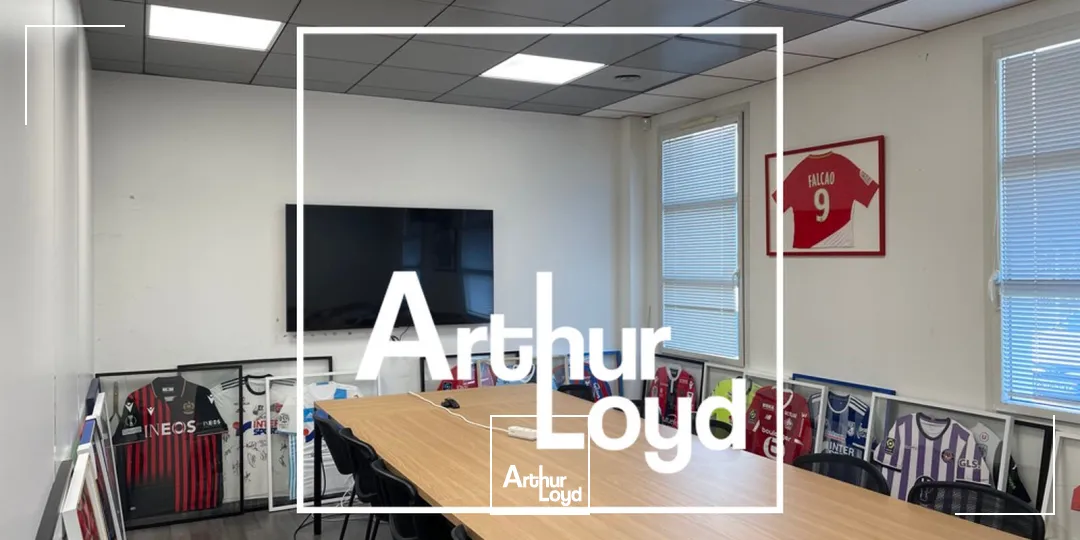 IMMEUBLE INDEPENDANT DE 920 M² - MAUGUIO