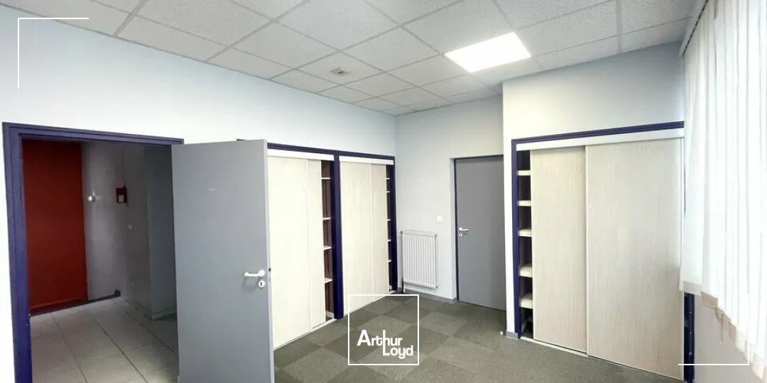 À LOUER  BUREAUX 315 M²  PROXIMITÉ D910  PARKINGS PRIVATIFS  CHASSENEUIL-DU-POITOU 