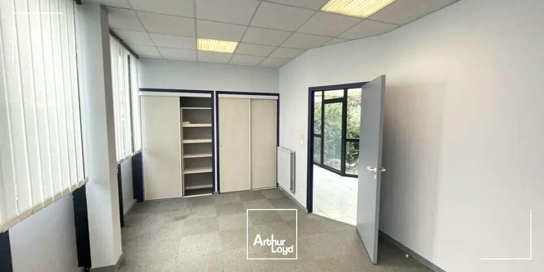 À LOUER  BUREAUX 315 M²  PROXIMITÉ D910  PARKINGS PRIVATIFS  CHASSENEUIL-DU-POITOU 