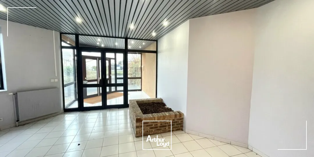 À LOUER  BUREAUX 315 M²  PROXIMITÉ D910  PARKINGS PRIVATIFS  CHASSENEUIL-DU-POITOU 