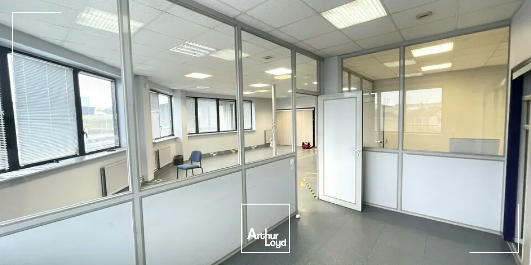 À LOUER  BUREAUX 315 M²  PROXIMITÉ D910  PARKINGS PRIVATIFS  CHASSENEUIL-DU-POITOU 