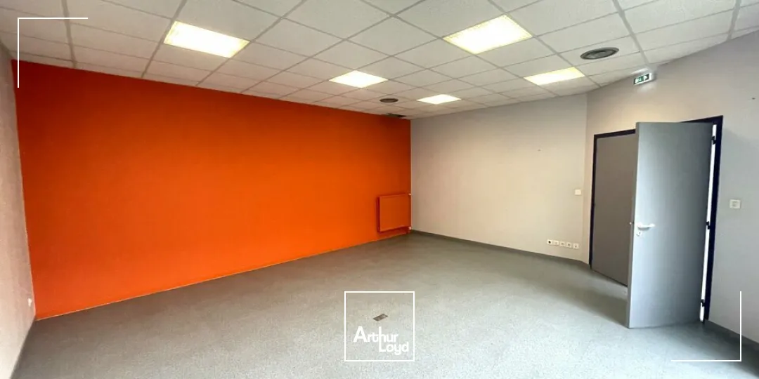 À LOUER  BUREAUX 315 M²  PROXIMITÉ D910  PARKINGS PRIVATIFS  CHASSENEUIL-DU-POITOU 