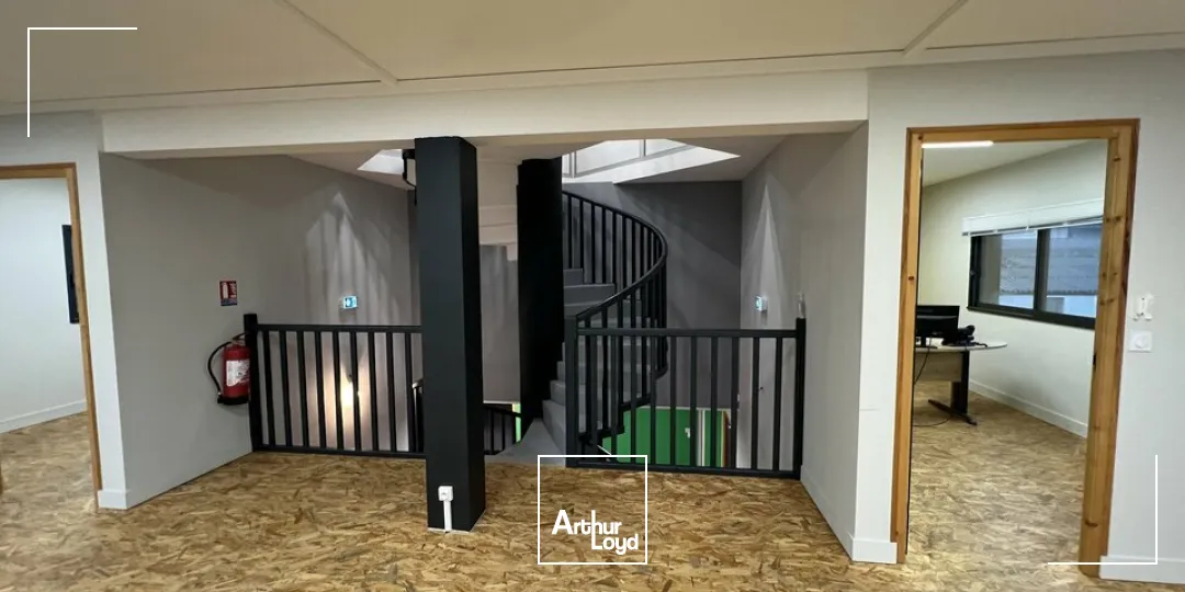 Bâtiment de bureaux avec entrepôts à COGNAC