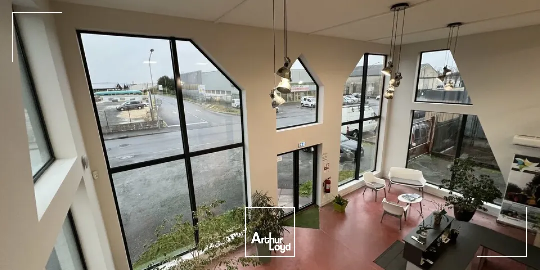 Bâtiment de bureaux avec entrepôts à COGNAC
