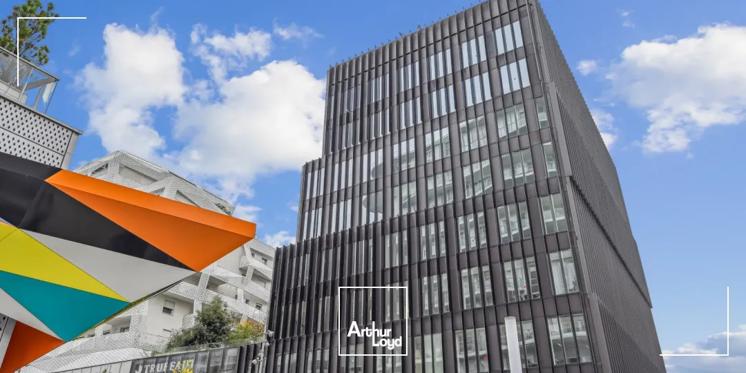 Bureaux à louer Paris 17 - Immeuble indépendant récent, plateaux lumineux et fonctionnels, excellente accessibilité par métro ligne 14