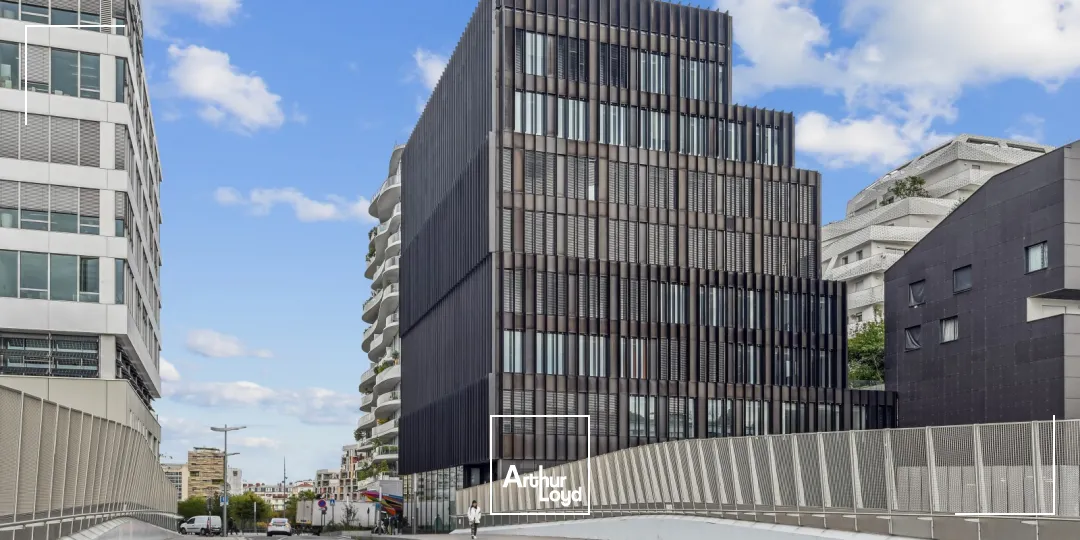 Bureaux à louer Paris 17 - Immeuble indépendant récent, plateaux lumineux et fonctionnels, excellente accessibilité par métro ligne 14