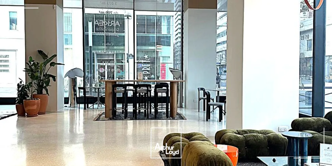 Bureaux à louer Paris 17 - Immeuble indépendant récent, plateaux lumineux et fonctionnels, excellente accessibilité par métro ligne 14