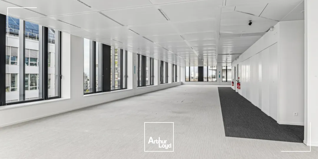 Bureaux à louer Paris 17 - Immeuble indépendant récent, plateaux lumineux et fonctionnels, excellente accessibilité par métro ligne 14