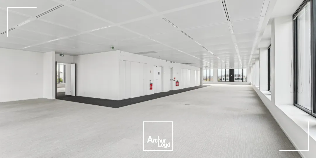 Bureaux à louer Paris 17 - Immeuble indépendant récent, plateaux lumineux et fonctionnels, excellente accessibilité par métro ligne 14