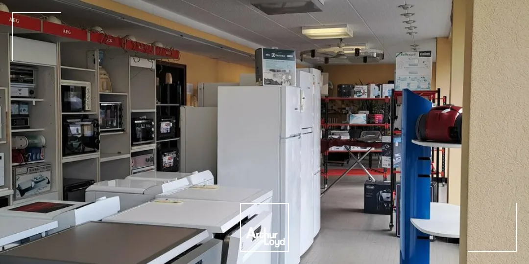 Local de 300 m² à louer  Axe passant de Brive-la-Gaillarde - Stationnements