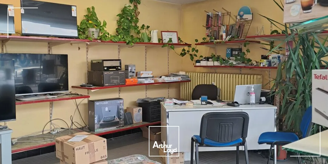 Local de 300 m² à louer  Axe passant de Brive-la-Gaillarde - Stationnements