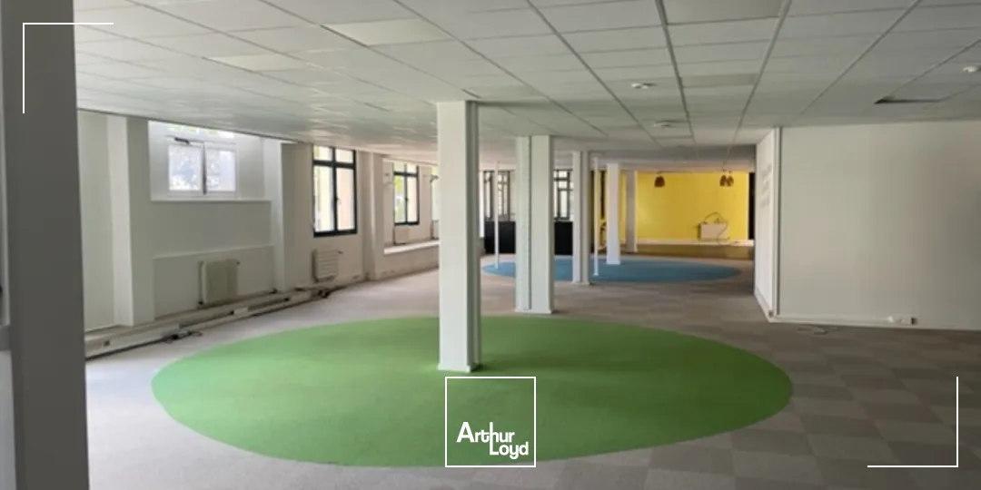 Bureaux rénovés avec parkings - Emplacement stratégique, immeuble de standing