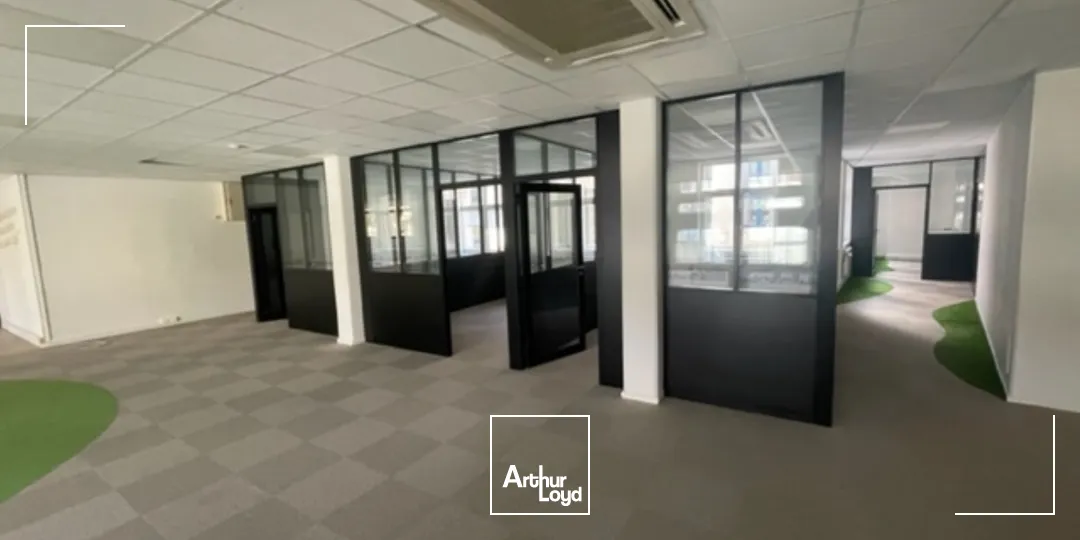 Bureaux rénovés avec parkings - Emplacement stratégique, immeuble de standing