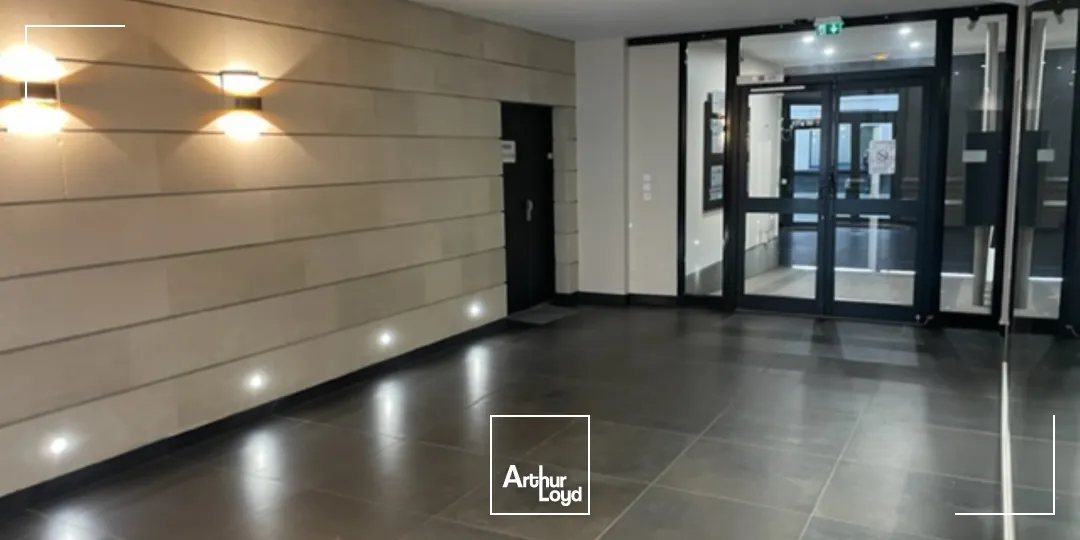 Bureaux rénovés avec parkings - Emplacement stratégique, immeuble de standing