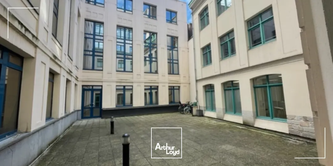 Bureaux rénovés avec parkings - Emplacement stratégique, immeuble de standing