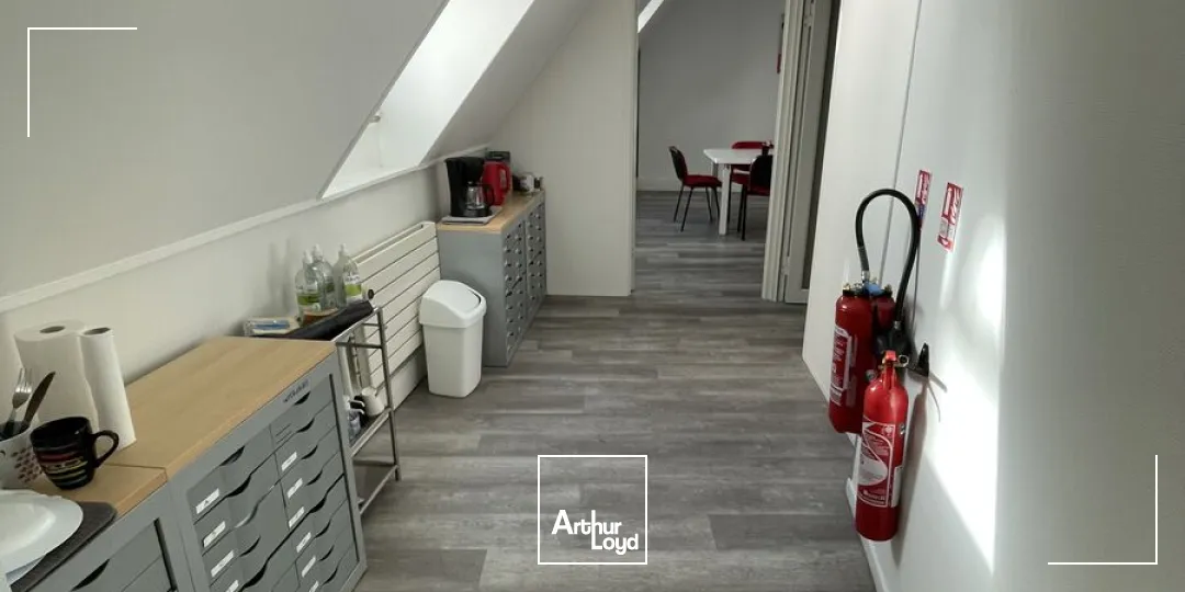 Bureaux rénovés avec parkings - Emplacement stratégique, immeuble de standing