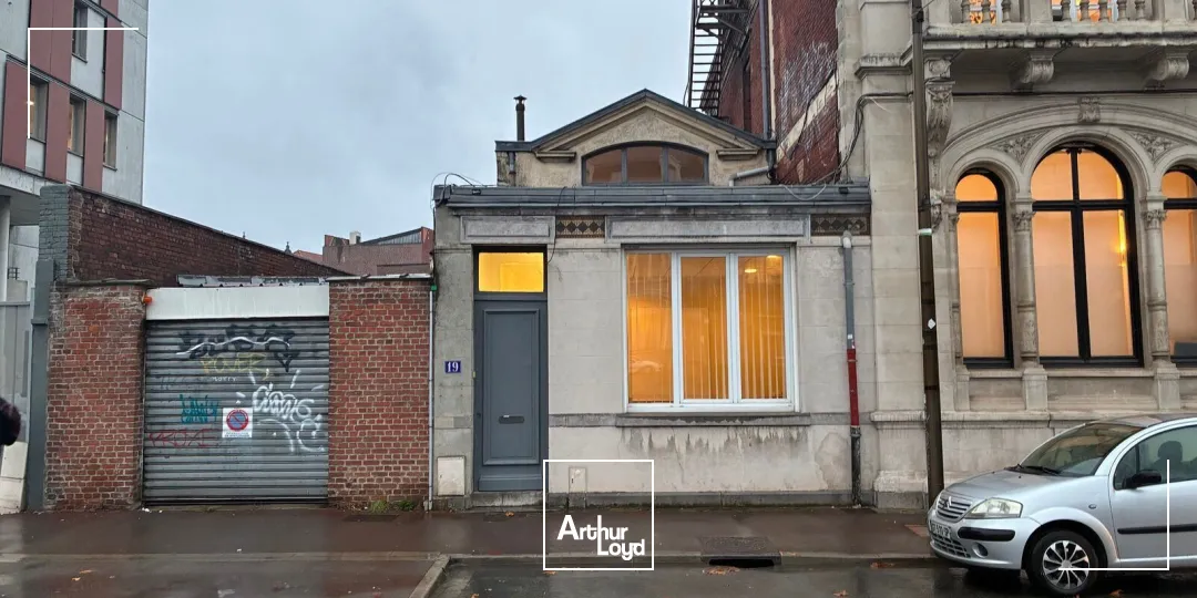 Bureaux indépendants avec cachet, extérieur privatif et parking à vendre/à louer - Opportunité rare à Roubaix