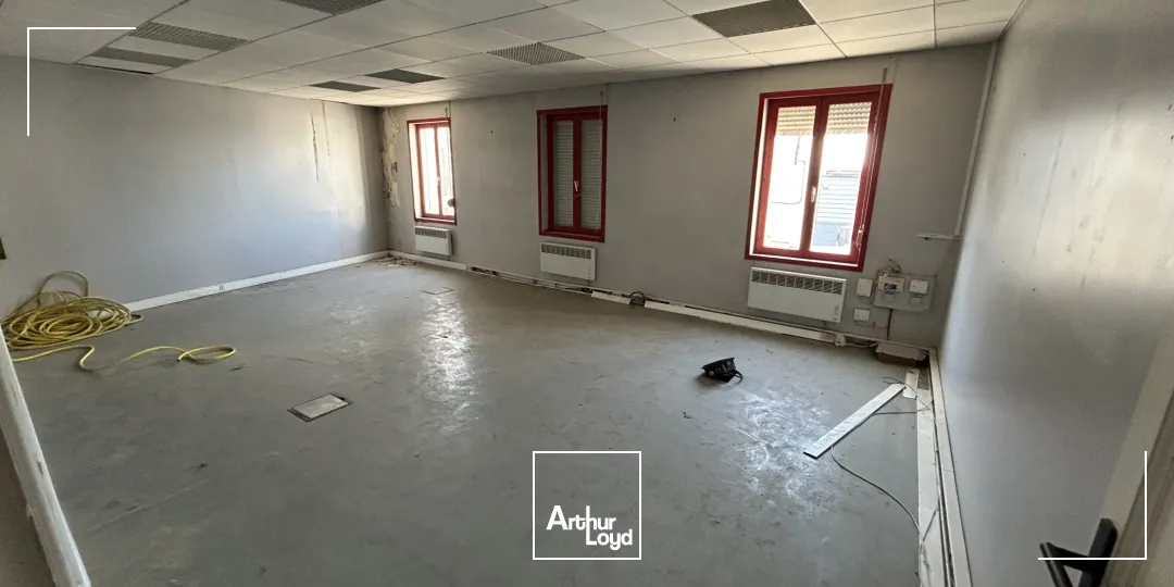 Local commercial à louer - Hyper centre de Carvin, surface de 540 m² avec belle visibilité et fort potentiel 