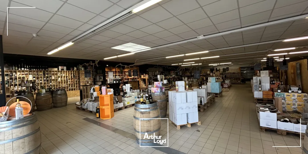 EXCLUSIVITÉ ARTHUR LOYD - LOCAL COMMERCIAL INDÉPENDANT À VENDRE / 1&nbsp;235m2 env et 83 places de parkings VL