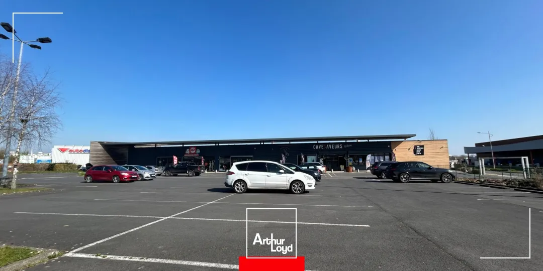EXCLUSIVITÉ ARTHUR LOYD - LOCAL COMMERCIAL INDÉPENDANT À VENDRE / 1&nbsp;235m2 env et 83 places de parkings VL