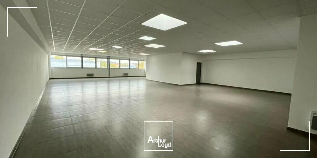 BUREAUX à LOUER de 660.89 m²