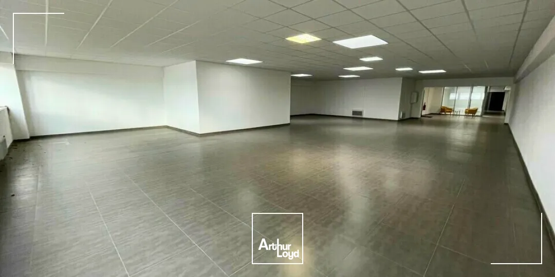 BUREAUX à LOUER de 660.89 m²