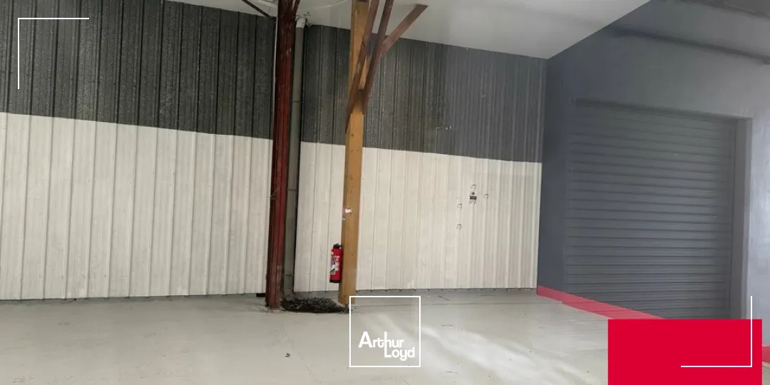 ANGLET, A LOUER, au sein d'une zone commerciale et d'activités, local de 310 m²