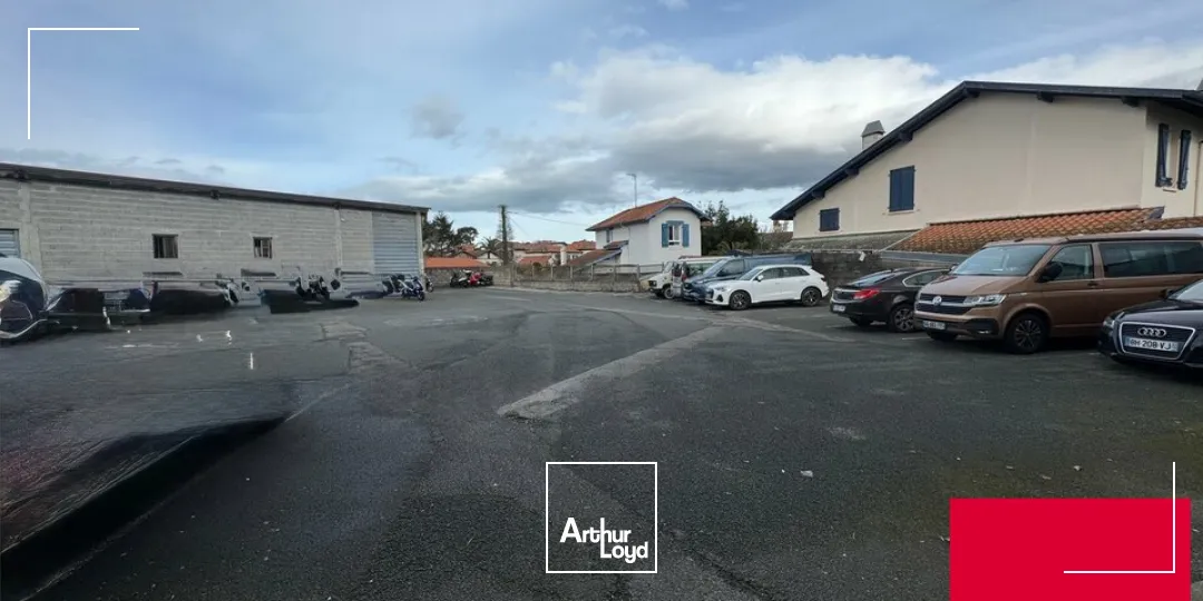 ANGLET, A LOUER, au sein d'une zone commerciale et d'activités, local de 310 m²