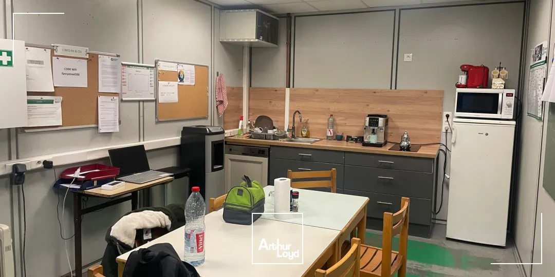 ENTREPÔT A LOUER AVEC PONT ROULANT ET GRANDE HAUTEUR 