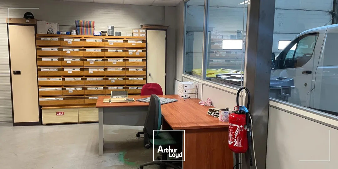 ENTREPÔT A LOUER AVEC PONT ROULANT ET GRANDE HAUTEUR 