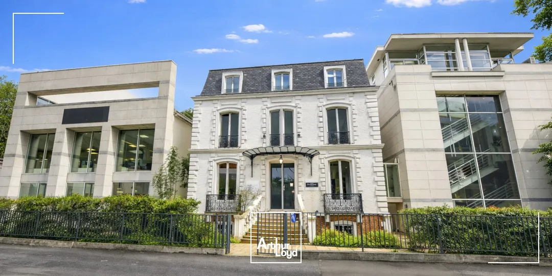 Immeuble exceptionnel de bureaux à acquérir à St Cloud, jardins et terrasses privatifs - Rare sur le secteur