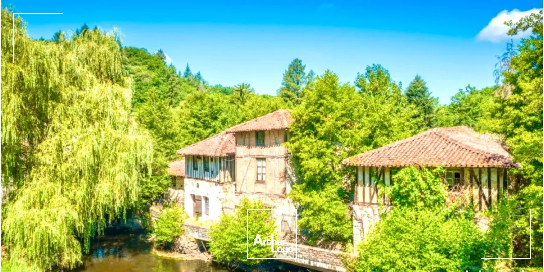 SAINT LEONARD DE NOBLAT - Murs A VENDRE - 600 m² + 8&nbsp;000 m² de terrain