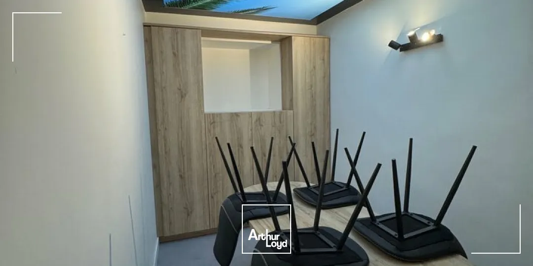 SAINT JEAN DE LUZ, plein centre, A LOUER, local de 120 m²