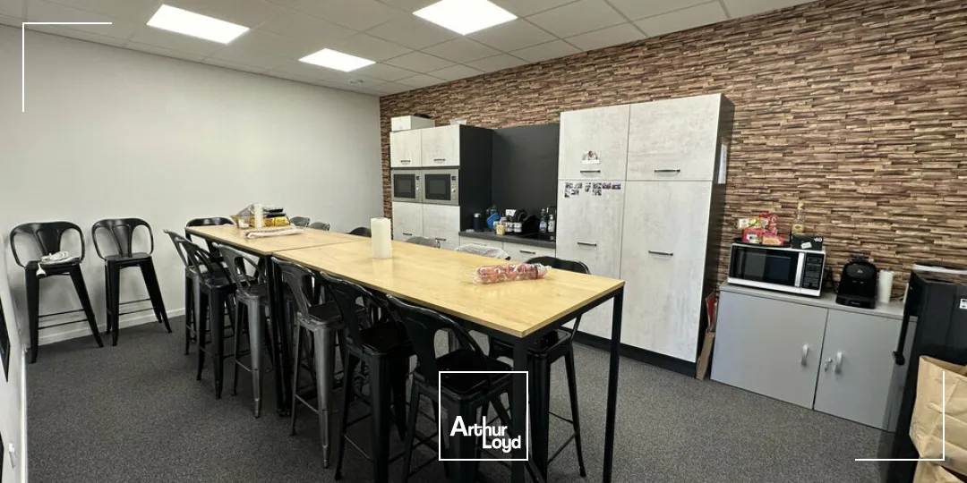 Plateau de bureaux d'environ 275 m2 avec 10 place de parkings - BEZANNES