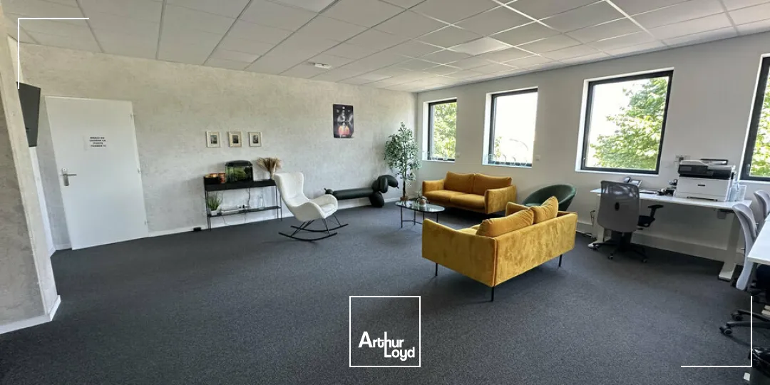 Plateau de bureaux d'environ 275 m2 avec 10 place de parkings - BEZANNES