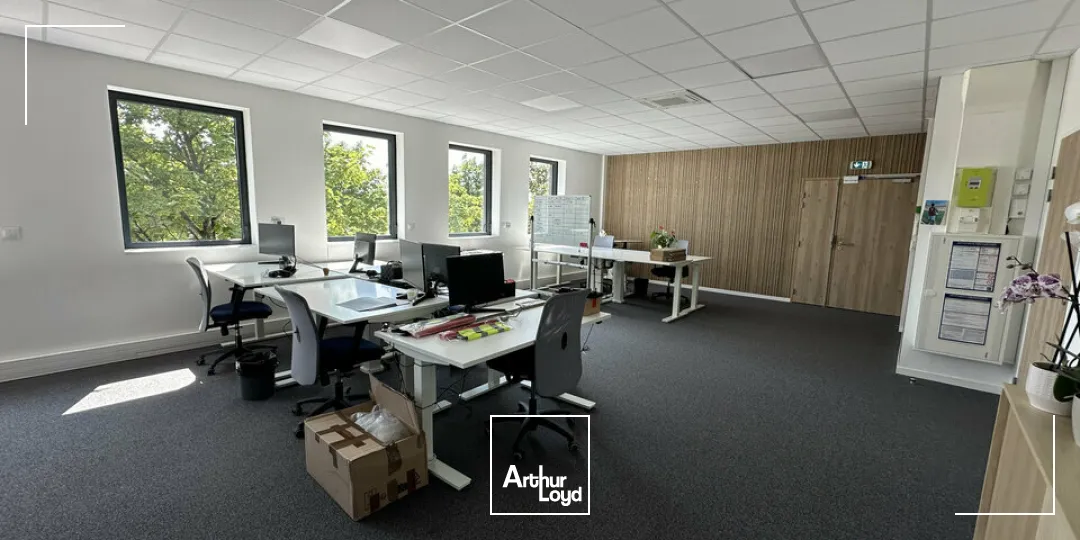 Plateau de bureaux d'environ 275 m2 avec 10 place de parkings - BEZANNES