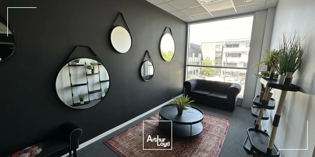 Plateau de bureaux d'environ 275 m2 avec 10 place de parkings - BEZANNES