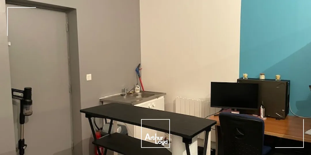 Emplacement n°1 bis - Local commercial lumineux en rez-de-chaussée, d'une surface de 26 m2 environ sur un axe passant, en plein coeur du centre-ville de Soissons - A VENDRE