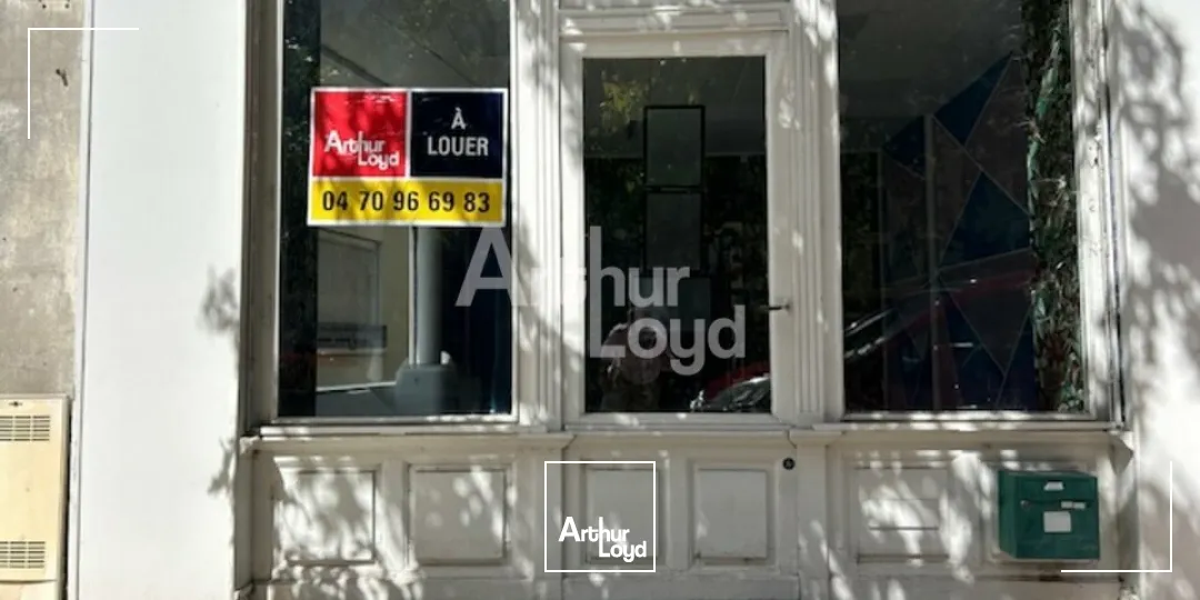 LOCAL COMMERCIAL sur AXE PENETRANT VICHY d'environ 35m2