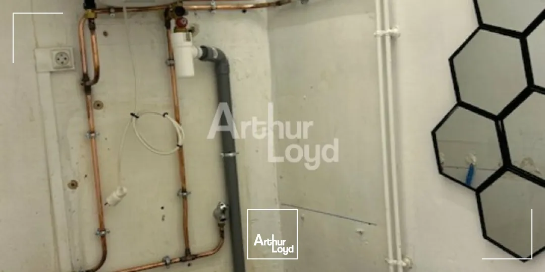 LOCAL COMMERCIAL sur AXE PENETRANT VICHY d'environ 35m2