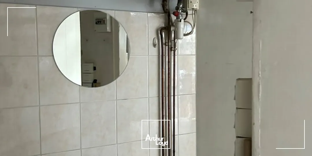 Petite surface en cur de ville - MURS VIDES